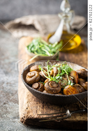 Baked champignons mushrooms 62702122