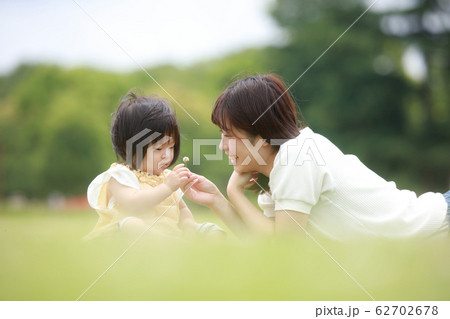 遊ぶ親子 遊ぶ親子 62702678