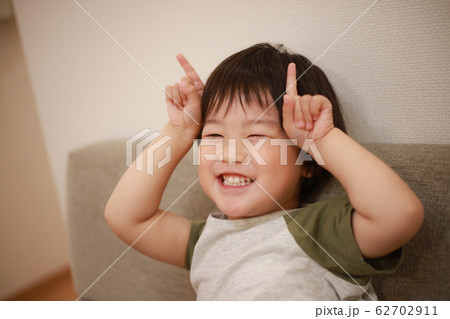 手遊びする男の子 62702911