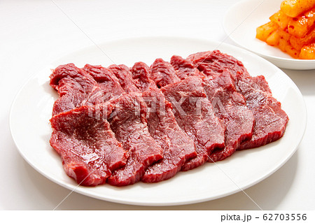 国産牛肉･モモ･焼肉用(約200g)。写真奥にはカクテキ(大根キムチ)。(白皿･白バック) 62703556