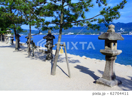 【広島】宮島　青い海と表参道の石灯篭 62704411