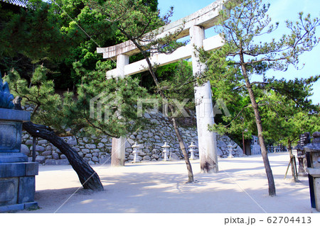 【広島】宮島　厳島神社　表参道　御笠浜の石鳥居（ななめ） 62704413