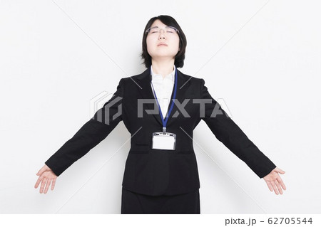 深呼吸する女性 深呼吸する女性 62705544