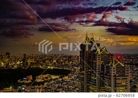 東京都庁の展望台から見える新宿の都市風景と夕景 東京都庁の展望台から見える新宿の都市風景と夕景 62706958