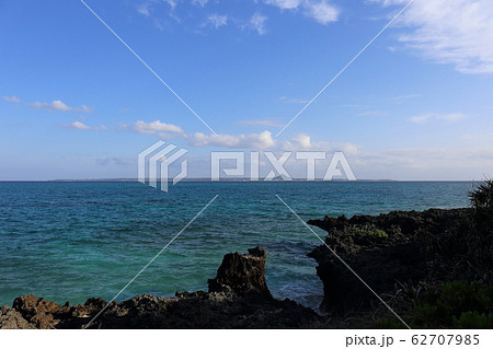 沖縄　水納島　水納ビーチから望む伊江島　 62707985