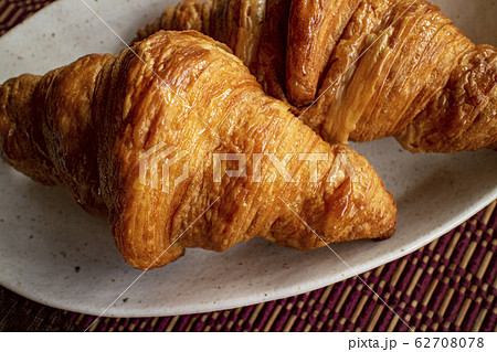 陶器皿の焼き立てクロワッサン 9  Croissants on a ceramic plate  62708078