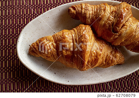 陶器皿の焼き立てクロワッサン 10 Croissants on a ceramic plate 陶器皿の焼き立てクロワッサン 10 Croissants on a ceramic plate 62708079
