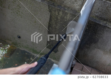 高圧洗浄機で掃除する男性 62708633
