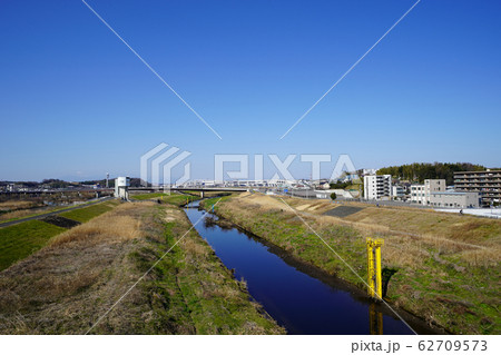 首都高速横浜北線と鶴見川の河川敷 62709573