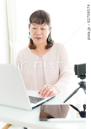 60代　女性　ビジネス 62709574