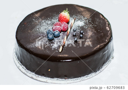 Chocolate cake with berries close up 62709683