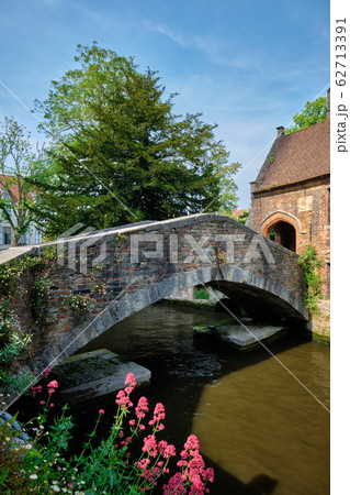Old Bonifacius Bridge and medieval houses in Bruges, Belgium 62713391