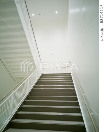 白い階段の写真素材