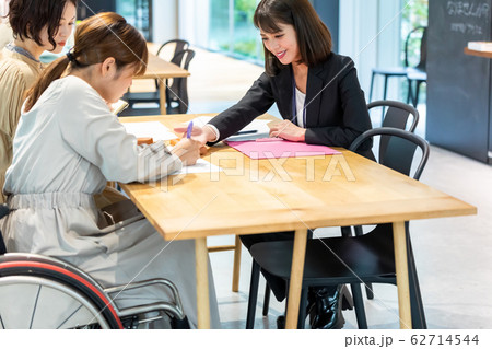 大学での就職相談 車椅子 　撮影協力「近畿大学」 62714544