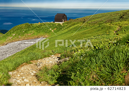 飯豊連峰・御西小屋と日本海方面の展望 62714823