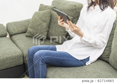 リビングでタブレットを操作する女性 リビングでタブレットを操作する女性 62714865