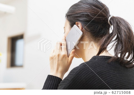 スマホで電話する女性 62715008