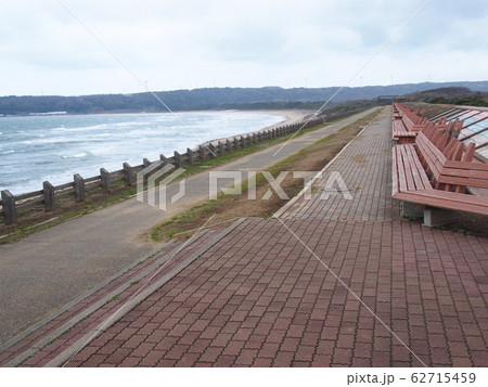 ベンチと海 62715459