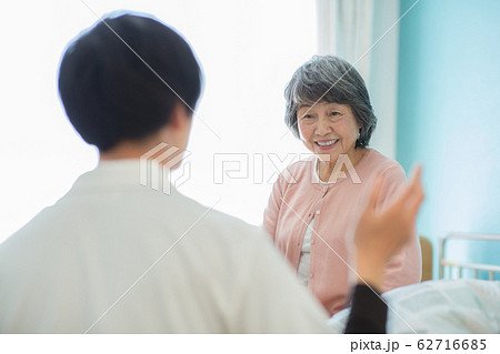 シニアの女性と医療従事者 62716685