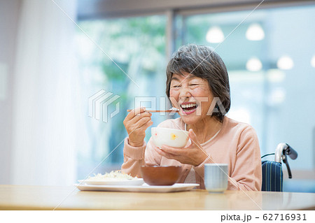 食事をするシニア女性 食事をするシニア女性 62716931
