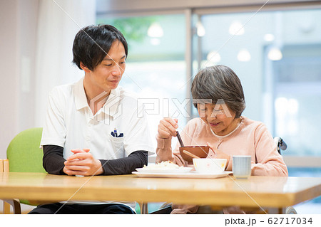 食事をするシニア女性と看護師 食事をするシニア女性と看護師 62717034