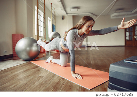 Pregnant woman training in a gym Pregnant woman training in a gym 62717038
