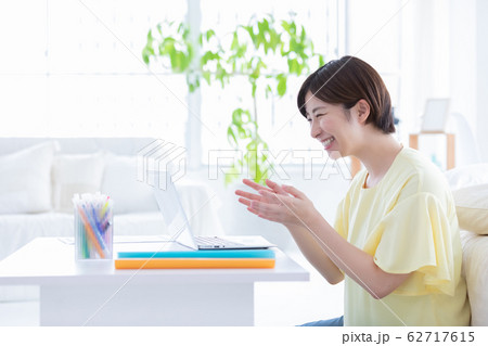 ビジネス　女性　テレワーク 62717615