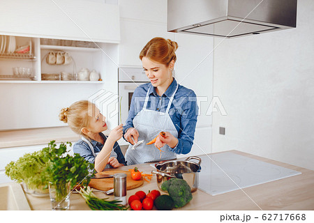 mother with daughter in the kitchen 62717668