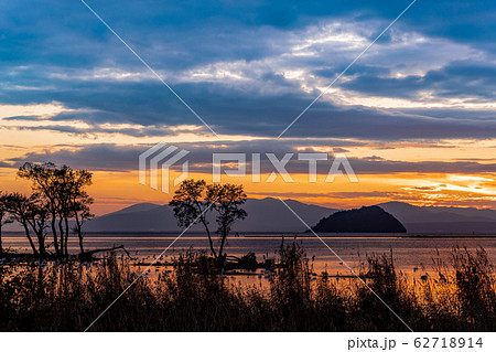 琵琶湖の夕景 湖北みずどりステーションの前の写真素材