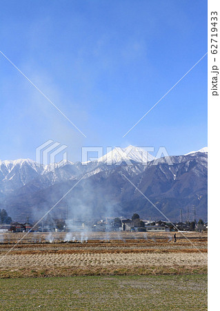 早春の安曇野　畔焼きのころ 62719433