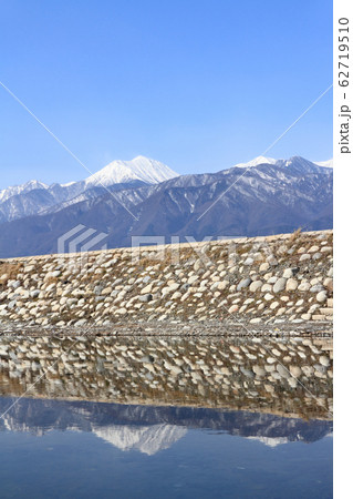 早春の安曇野　万水川と北アルプス 62719510