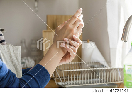 水仕事後の若い主婦手元 62721591