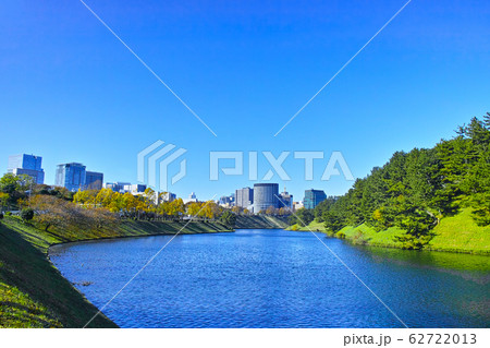 秋の東京都千代田区の国会前交差点横から見た半蔵門方面の風景 62722013