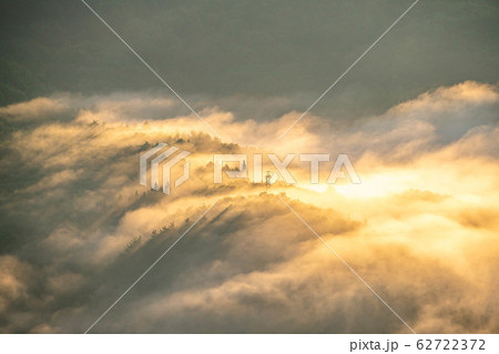 雲海と鉄塔　【長野県】 62722372