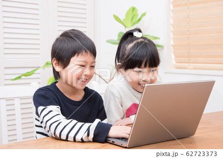 パソコンをする小学生の子供 62723373