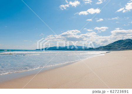 青空と白砂の海岸の写真素材