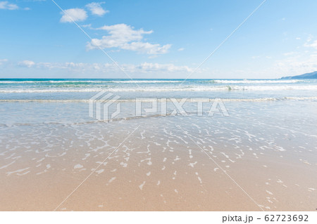 青空と白砂の海岸の写真素材
