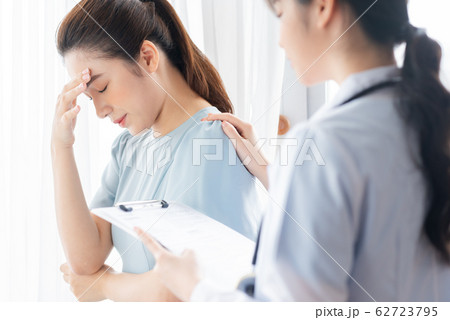 A woman doctor advisory her patient 62723795