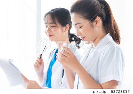 women, doctor, hospital 62723857