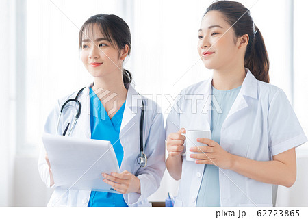 women, doctor, hospital 62723865