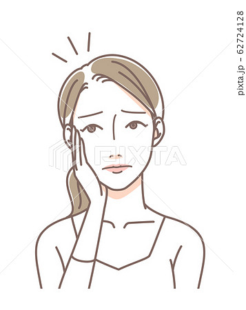 髪をきにする女性 62724128