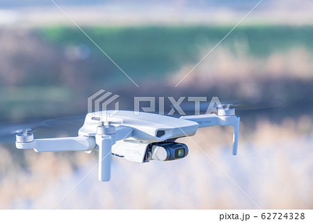 飛行するドローン　MAVIC mini 62724328