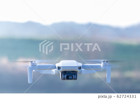 飛行するドローン　MAVIC mini 62724331