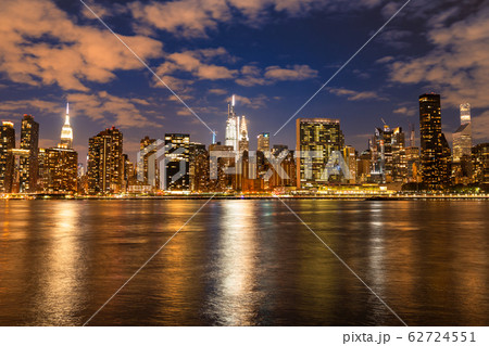 《ニューヨーク》マンハッタンの夜景・ガントリープラザ州立公園より 62724551