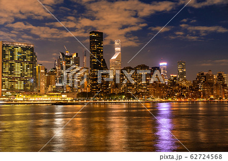 《ニューヨーク》マンハッタンの夜景・ガントリープラザ州立公園より 62724568
