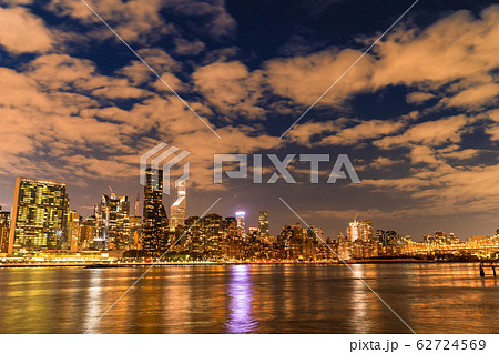 《ニューヨーク》マンハッタンの夜景・ガントリープラザ州立公園より 62724569