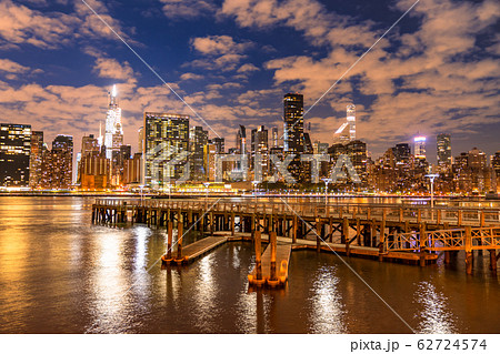 《ニューヨーク》マンハッタンの夜景・ガントリープラザ州立公園より 《ニューヨーク》マンハッタンの夜景・ガントリープラザ州立公園より 62724574