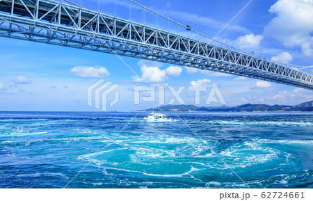 観潮船より巨大渦潮を望む 観潮船より巨大渦潮を望む 62724661