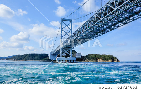 観潮船より巨大渦潮を望む 観潮船より巨大渦潮を望む 62724663