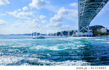 観潮船より巨大渦潮を望む 観潮船より巨大渦潮を望む 62724665